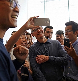 Глава компании Apple - Тим Кук отправился в Китай для исправления ситуации с продажами новых iPhone