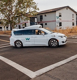 Компания Waymo сделает свои беспилотные автомобили менее "вежливыми и уступчивыми"