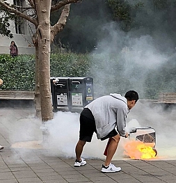 Робот-доставщик KiwiBot загорелся прямо на улице. Но его успели потушить вовремя