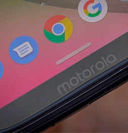 Представитель Motorola говорит, что компания работает над складным телефоном