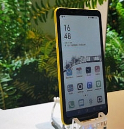 Hisense представил первый смартфон с цветным E-ink экраном