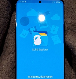 В очередной раз Samsung Galaxy S20+ появился на живом фото. Но уже во включенном состоянии