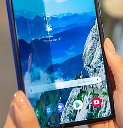 Samsung Galaxy Fold 2 может получить подэкранную фронталку