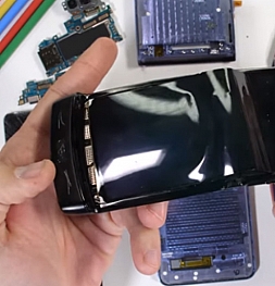 Как выглядит Motorola RAZR изнутри. И чем он отличается от Samsung Galaxy Z Flip