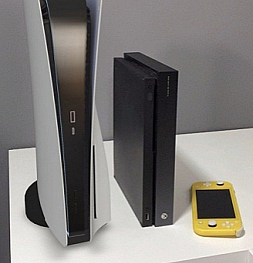 Sony PlayStation 5 и Xbox One X на одном фото. Новая приставка просто гигантская
