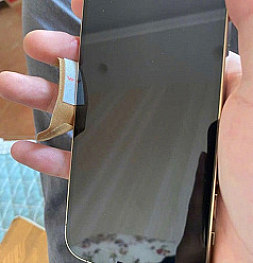 Китайцы так любят iPhone 12, что режут об него свои руки