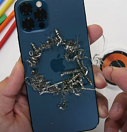 iPhone 12 Pro идеально показал себя в тесте на изгиб у JerryRigEverything. Смартфон невозможно согнуть