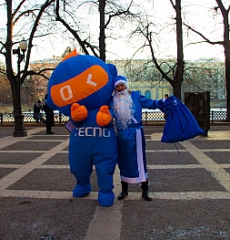 Как это было? В честь дня рождения TECNO Mobile Дед Мороз дарил смартфоны в центре Москвы