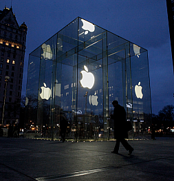 Apple опять паникует и закрывает все свои магазины