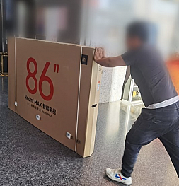 Первые фотографии большого Redmi Max 86 и его коробки. Телевизор действительно можно засунуть в лифт