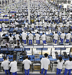 Foxconn не справляется с производством iPhone 13. Компания нанимает еще 200 000 сотрудников