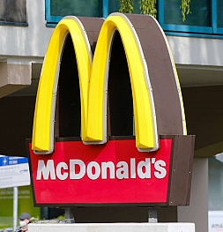 «МакРос» или «Наш Мак»: Минпромторг запустил конкурс на новое название McDonald’s в России
