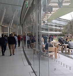 Bloomberg: Apple сокращает найм персонала и свои расходы