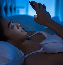 Брать с собой в постель смартфон опасно. И вот почему