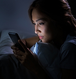 Почему нужно отказаться от смартфона вечером: пять веских причин