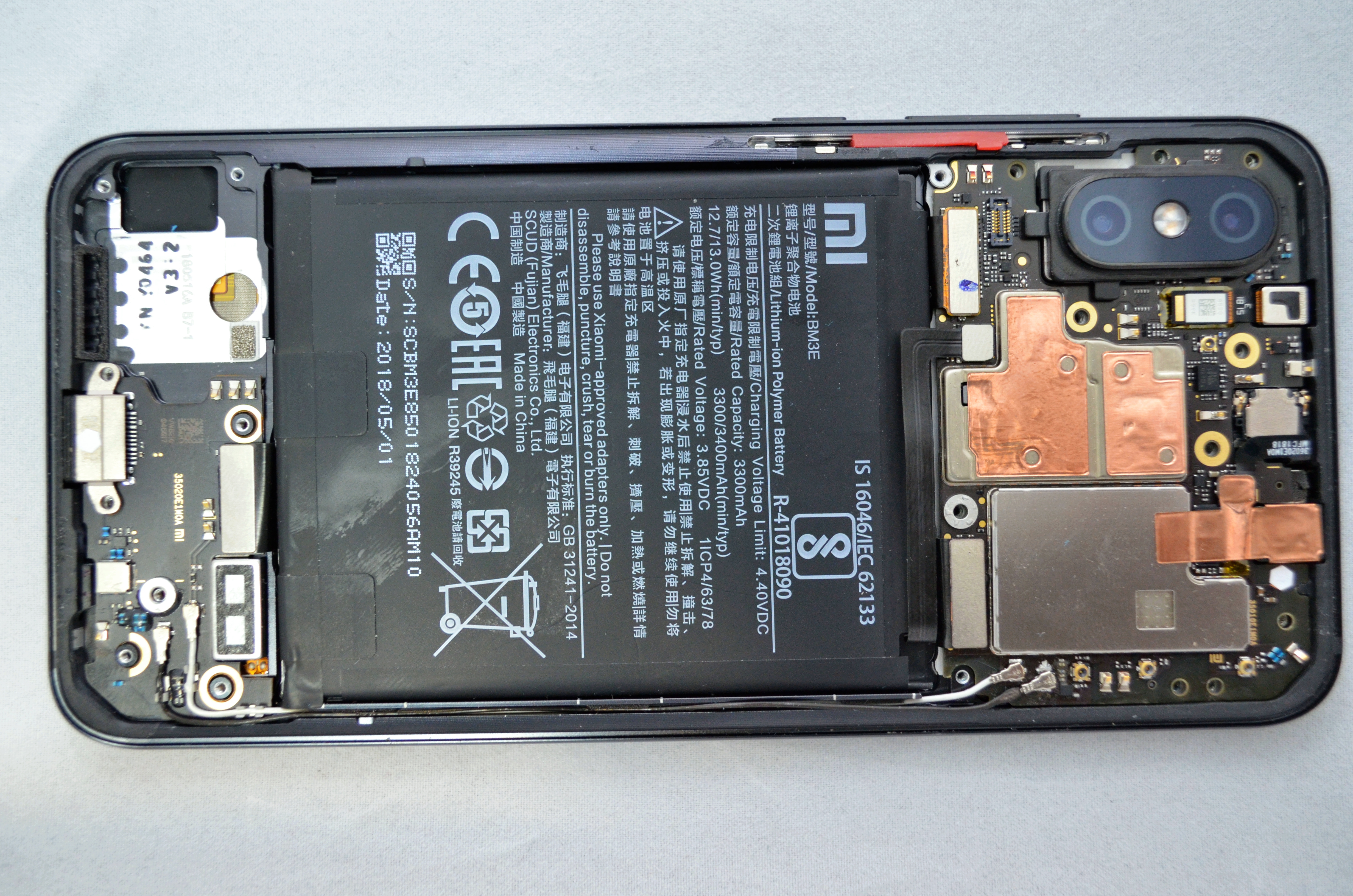 Xiaomi mi 8 экран. Батарея на Xiaomi mi 8. Вибромотор Xiaomi mi 8. Xiaomi mi 8 разборка. Mi8 разобранный.