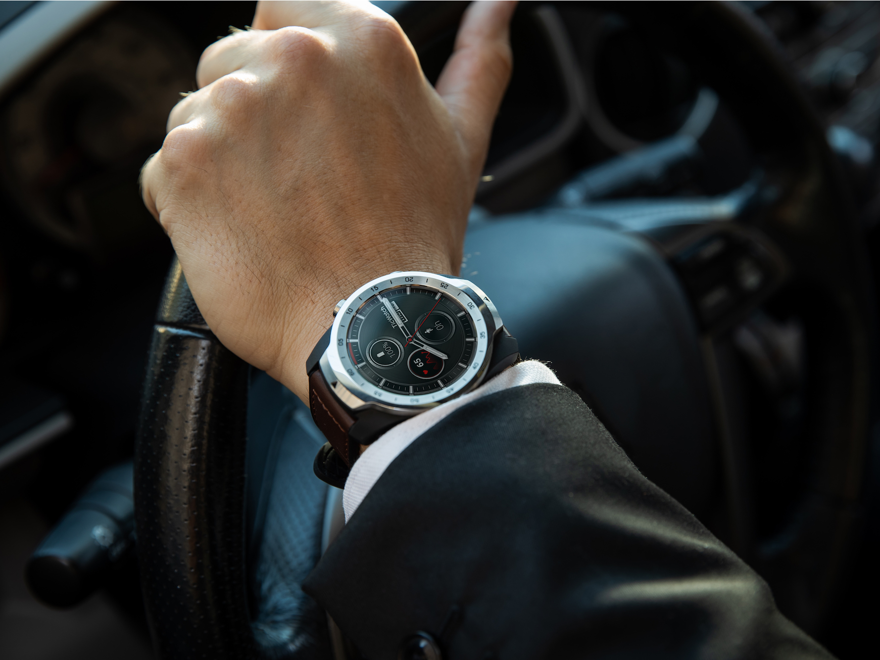 Разговор через часы. Ticwatch Pro 5. Смарт часы для мужчин. Смарт часы Wear Pro. Рабочий который держит часы.