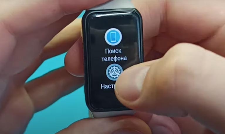 Какое программное обеспечение необходимо установить для чтения текстовых файлов на мобильном устройстве и как происходит привязка спортивного браслета Huawei Band 7 к мобильному телефону?