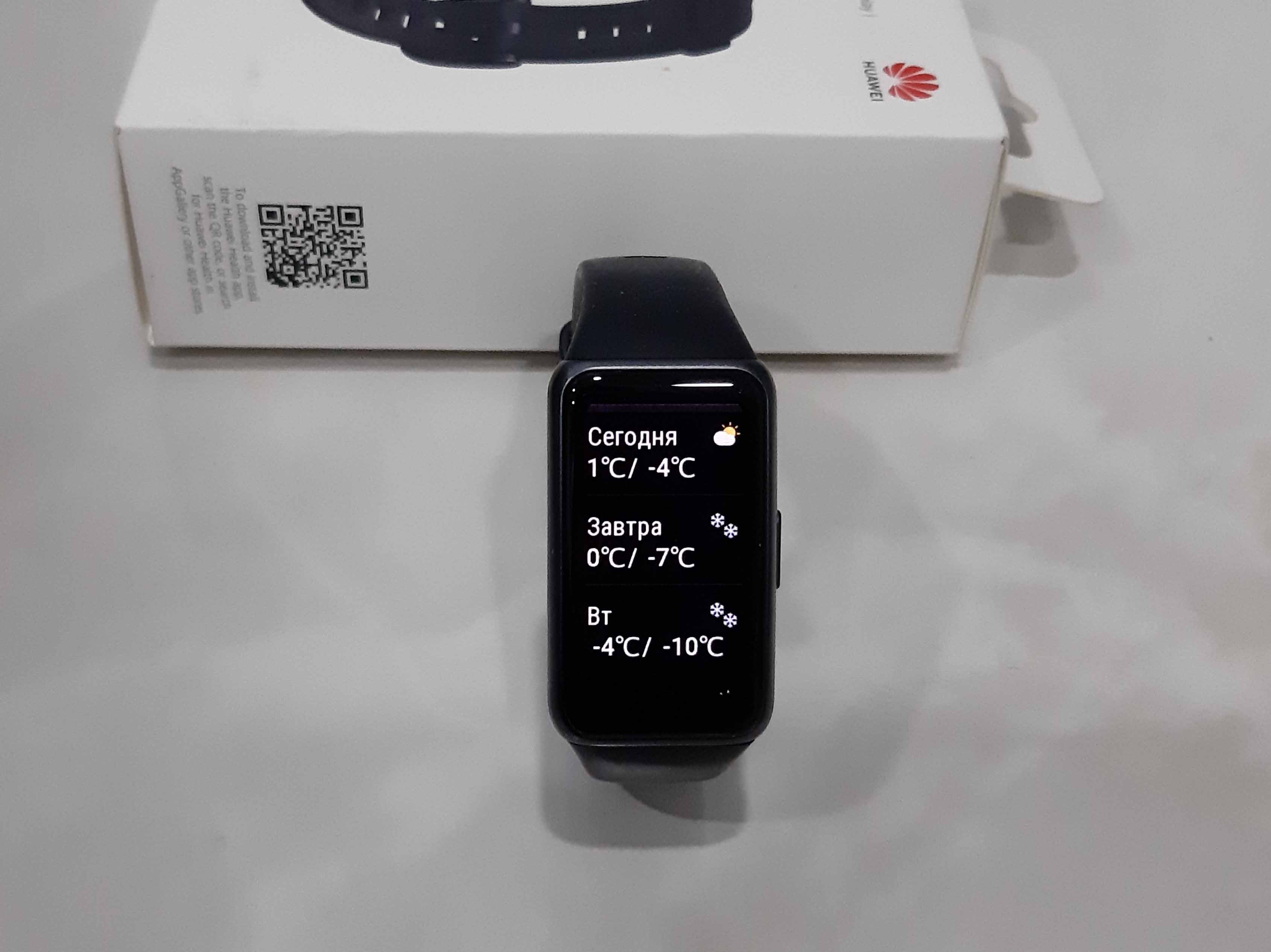 Is the Huawei wristband 6 resistant to water? Does it have the capacity to automatically measure blood oxygen levels and support 96 distinct exercise modes?