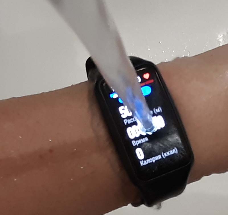 Is the Huawei wristband 6 resistant to water? Does it have the capacity to automatically measure blood oxygen levels and support 96 distinct exercise modes?