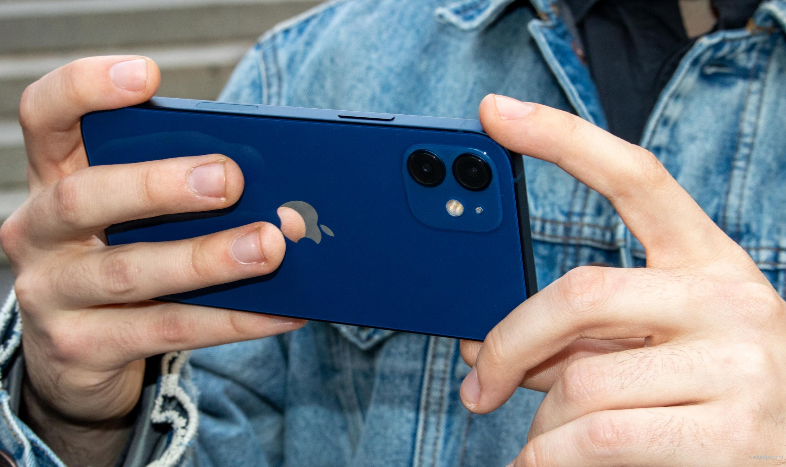 Iphone 15 blue. Iphone 12 Blue. Iphone 14 Pro Max синий. Iphone 14 Blue. Айфон 12 синий в руке.